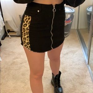 Black zip up denim skirt with leopard stripe